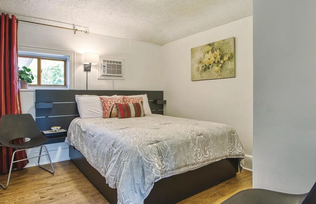 Entire 2Nd Floor, Private Entrance, 3Bds & 2Baths, Niagara Falls-1