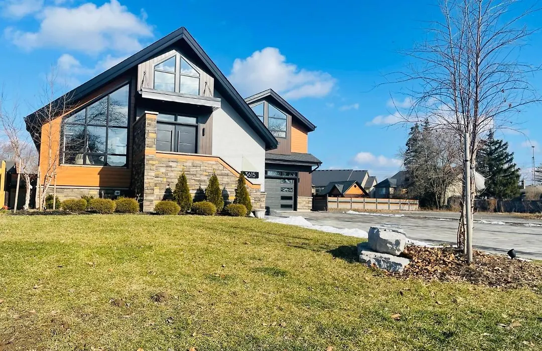 Contemporary Stay Near Horseshoe Fall-1