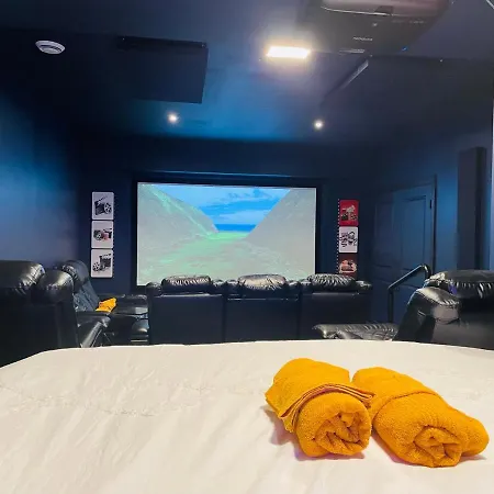 Super Luxurious Theatre Room Near Canada Horeseshoe Fall-3